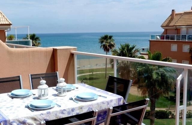 FIRST LINE BEACH PENTHOUSE WITH SEA VIEWS. WIFI.