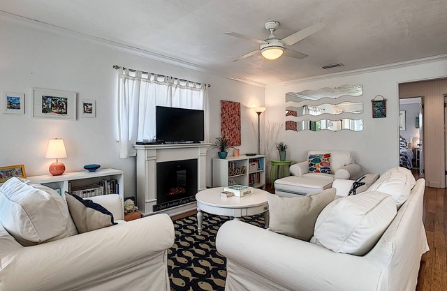 Fish Cottage ~ SAVE 15-30% on 7+ nts! Pool & Courtyard View | Coronado Arms B11