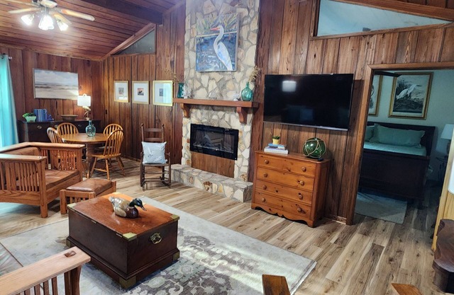 "Fish On!"- Cozy 3 bedroom cabin near Indian Pass.