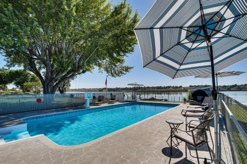 Fish, Swim, Relax Moses Lake Gem with Outdoor Oasis