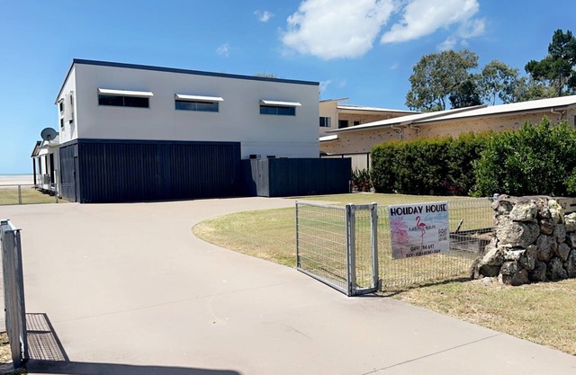 Fish Tales - Absolute Waterfront Toogoom-Sleeps 12-14-Air Con-Wi-Fi-Pets