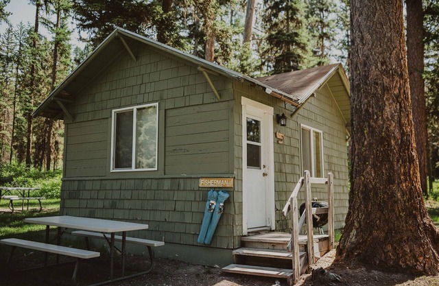 Fisherman Cabin at Tamaracks Resort with a lovely view of Seeley Lake, Montana