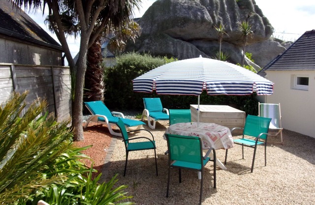 FISHERMAN'S COTTAGE A STONE'S THROW FROM THE BEACH