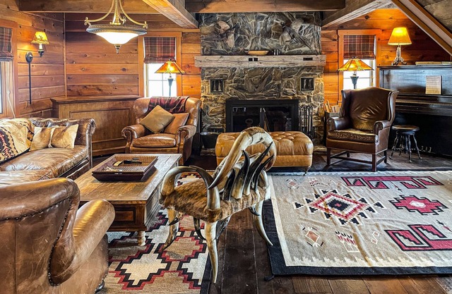 Fishing Lodge on Methow River with Pool and Hot Tub