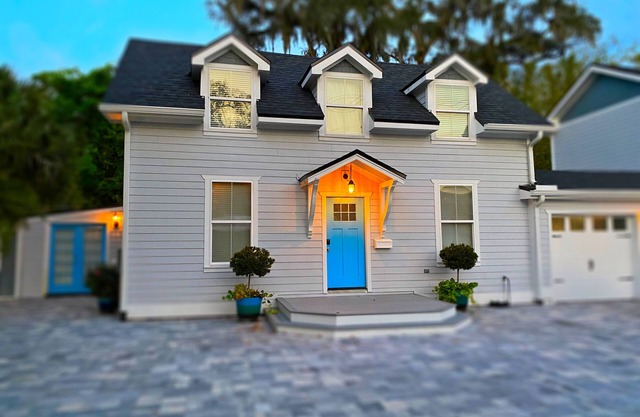 Flagler Cottage: In Historic Downtown : Includes off-street parking for 2 Cars.