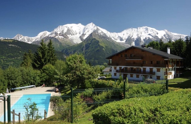 Flat 6 to 8 p. at the foot of the Saint Gervais-le Bettex ski slopes.