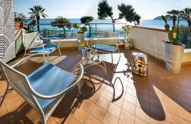 Flat directly on the beach Terrace and shared pool