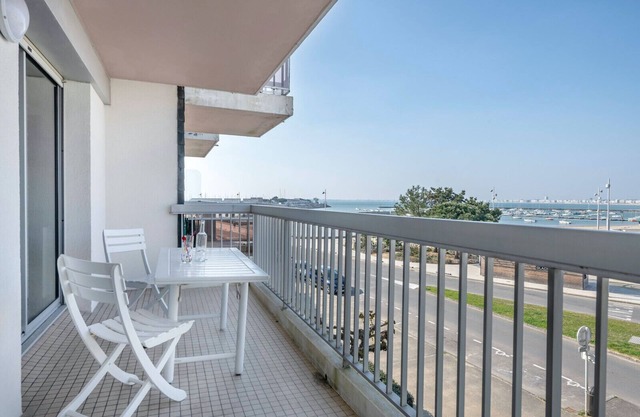 Flat for 4 with marina view