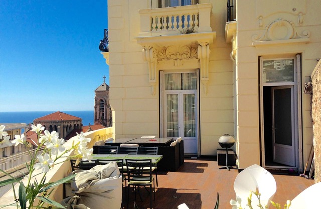 Flat in Beausoleil, Monaco: double glazing, terrace, sea view & paying parking