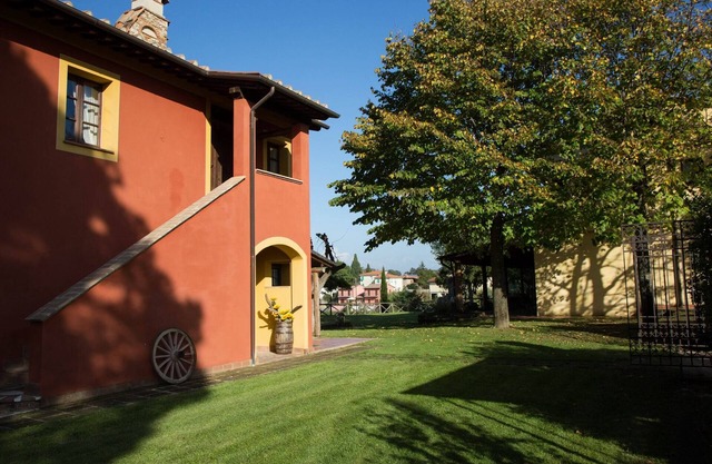 Flat in Lari, A/C, terrace, pool, restaurant, Wi-Fi, close to the village, La