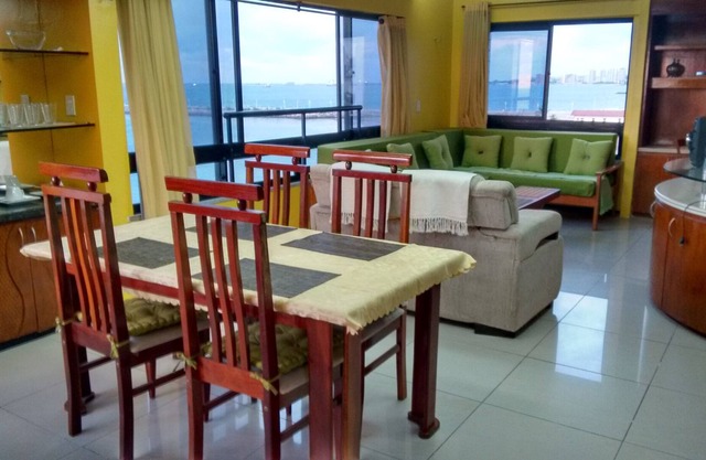 Flat with 270 ° overlooking the sea and the historic center in Iracema Beach