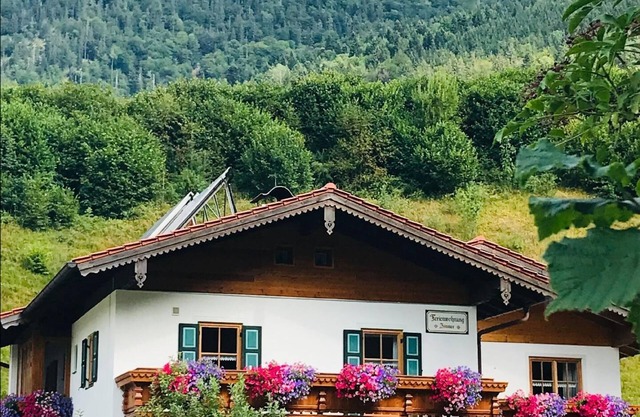 Flat with mountain views in a quiet, central location