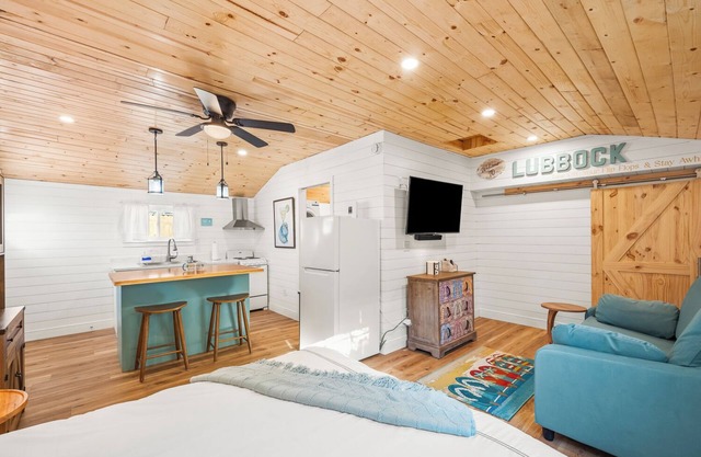 Flip Flop Stop ~ Beach Themed Studio In Tech Terrace ~ Walk to Campus!