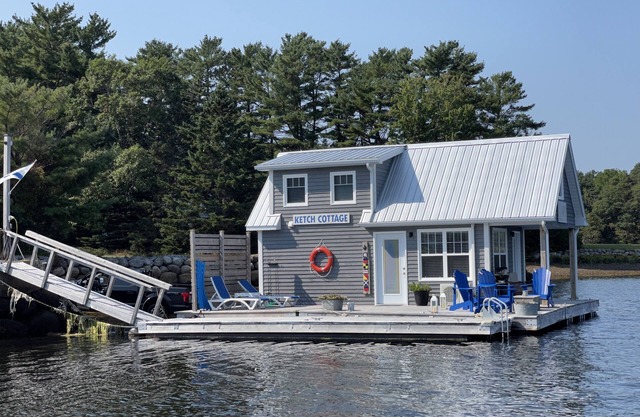Floating Cottage on The LaHave River close to beaches, golf, on Lighthouse Route