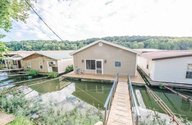 Floating house next to boat ramp & marina!
