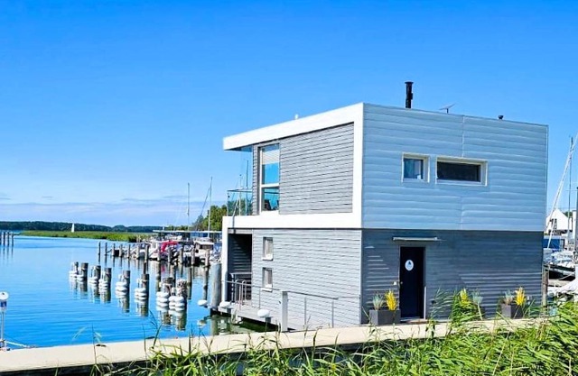 Floating House Usedom Yachthafen Perle