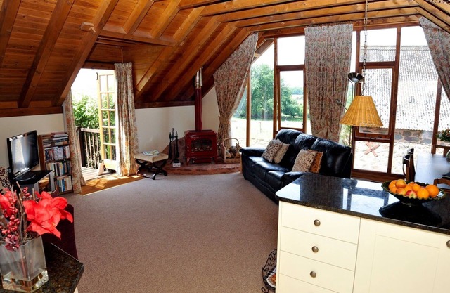 Flora's Barn (Sleeps 4. 2 Bedrooms)
