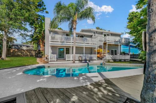 Florida Life on the Water. Heated Pool, fishing, kayaks, gameroom