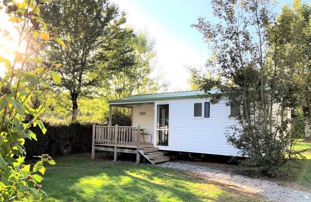 Flower Camping Côté Lac * - Mobile home 2 bedrooms Relax Comfort 30m2 Covered terrace 10m2 + TV 4 persons
