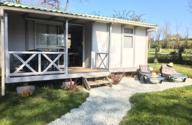 Flower Camping Côté Lac * - Chalet Comfort 2 bedrooms 34 m2 with semi-covered terrace 10m2 + TV 4 persons
