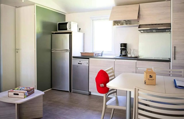Flower Camping du Lac du Causse * - Mobile home Comfort 35 m2 (3 bedrooms) + LV + TV + semi-covered terrace 6m2 8 people