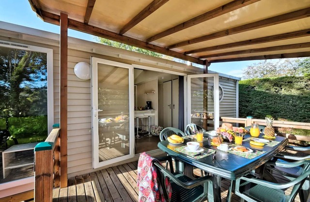 Flower Camping La Chataigneraie * - Mobil home Comfort 29 m2 (2 bedrooms) + covered terrace + TV 6 persons