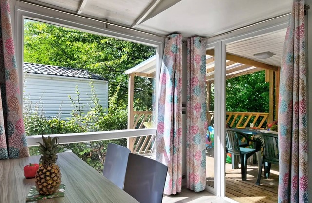 Flower Camping La Chataigneraie * - Mobil home Premium 27m2 (2 bedrooms) + covered terrace +Dishwasher + TV + Air conditioning 4 people