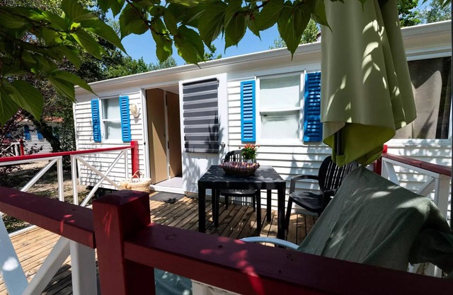 Flower Camping la Pinède * - Mobile home Standard Getaway 23m2 - 2 bedrooms + Terrace with umbrella - 4 people