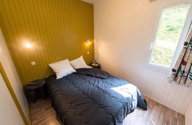 Flower Camping la Pinède * - Chalet Confort Authentik 34m2 - 2 bedrooms + covered terrace - 5 to 7 people - 5 pers. included in the tariff