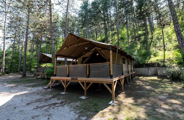 Flower Camping la Pinède * - Lodge Insolite Pinede 46m2 - 2 bedrooms + Covered terrace + Plancha - 5 to 7 people - 5 pers. included in the tariff