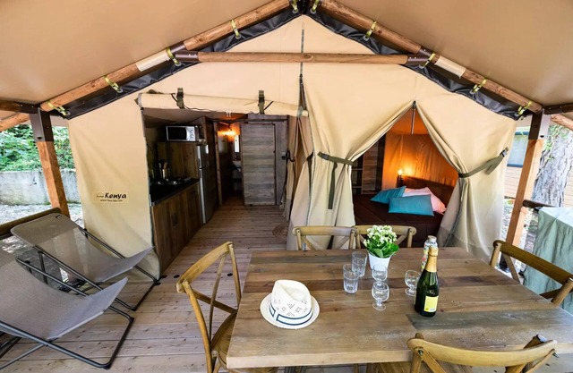 Flower Camping la Pinède * - Lodge Insolite Pinede 34 m2 - 2 bedrooms + Covered terrace + Plancha - 4 to 5 people - 4 pers. included in the tariff