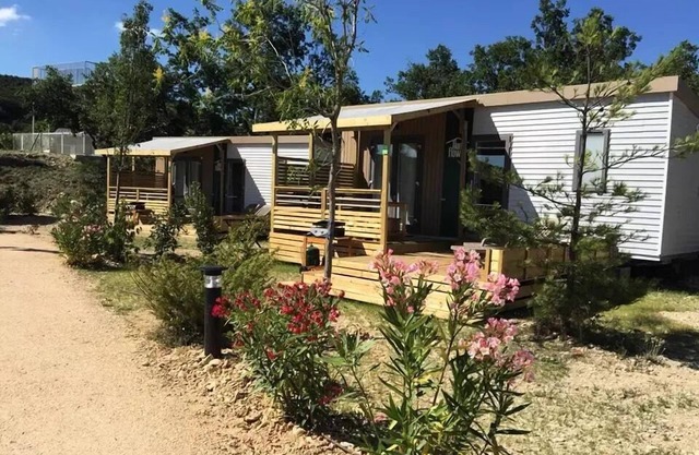 Flower Camping le Epi Bleu * - Home Flower Premium 26.5m2 (2 bedrooms, 4 adults max + 1 small child) covered terrace 16m2 4 to 5 people - 4 pers. Included