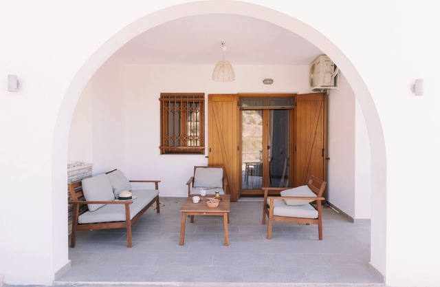 Fokiano - Mikra Bay Vineyard Guesthouses