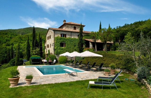 Fonte Vecchia Medieval Farmhouse for 8 Guests with lovely Private Pool