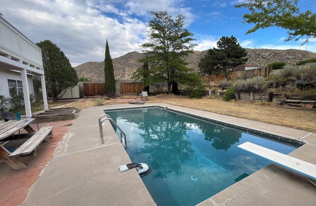 Foothills 4BR house w/Heated Pool, Hot Tub and pool table!