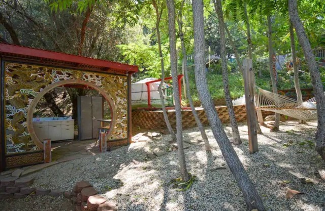Foothills Yurt Glamping: Pool, Sauna & Hot Tub!