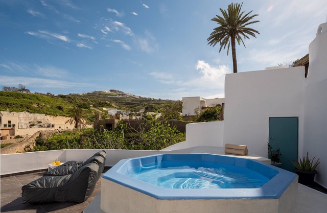 For All Seasons Mansion - Senior Cave Apartment with plunge pool