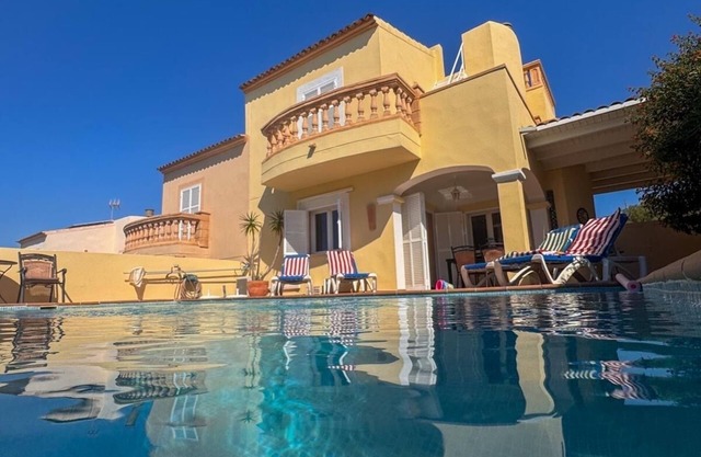 For spontaneous travelers: vacation home close to the beach with pool, WLAN and air conditioning