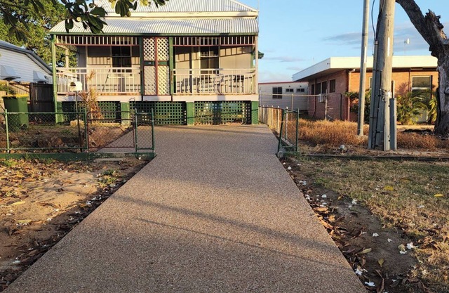 For work or play city fringe 1 bedroom cottage fast WIFI laundry