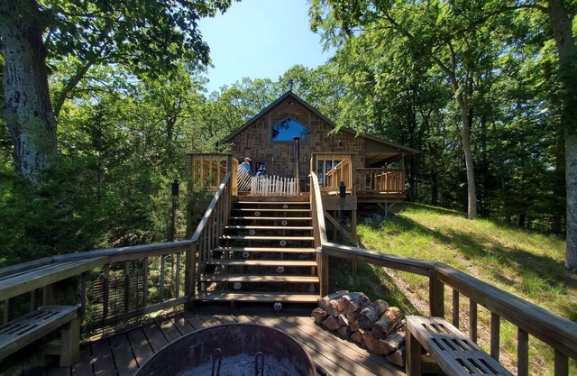 FORD'S CREEK CABIN: Secluded Lakefront Rock Cabin in the Woods-Big Lake View