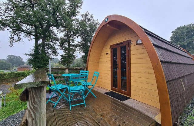 Forest cabin near nautical base with terrace and parking