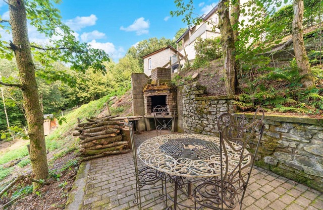 Forest-edge Hideaway, Bouillon