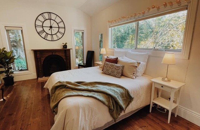 Forest Getaway for 7 in the heart of the Dandenong Ranges w/Fireplace & King Bed