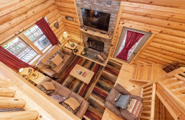 Forest Hideaway w/Fireplaces & Hot Tub