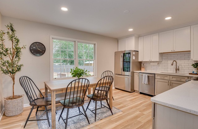 Forest Hills Cottage! Central location!