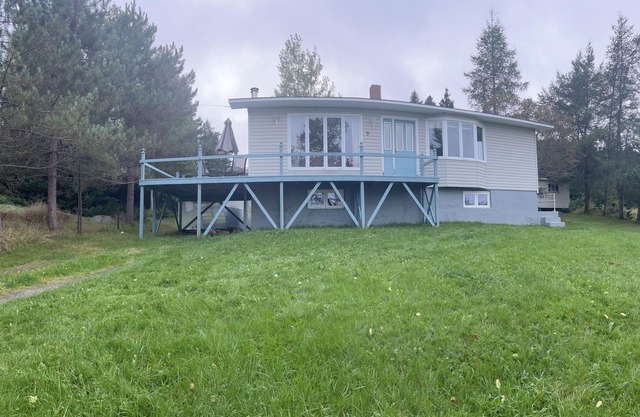 Forget your worries in this spacious 3 bedroom, 2 bathroom , serene space.