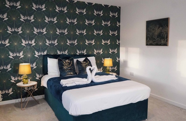 Fort House 6 big bedrooms 8 beds - Nec, JLR, M6, M42