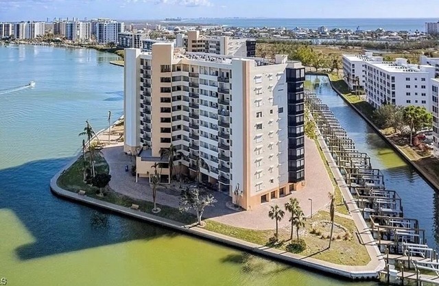 Fort Myers Beach, Harbour Pointe, 2B 2B condo located on Bay Side. Walk to beach
