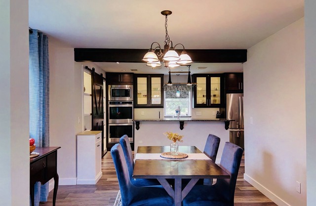 Fortside Comfort~3 BR~Gourmet Kitchen~Pet Friendly