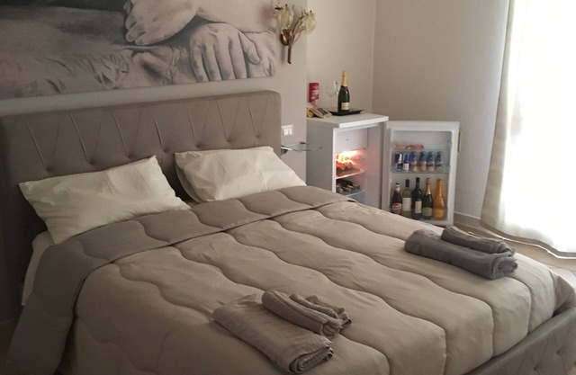 "FORTUNA" Luxury double room in prestigious Villa with shared pool.